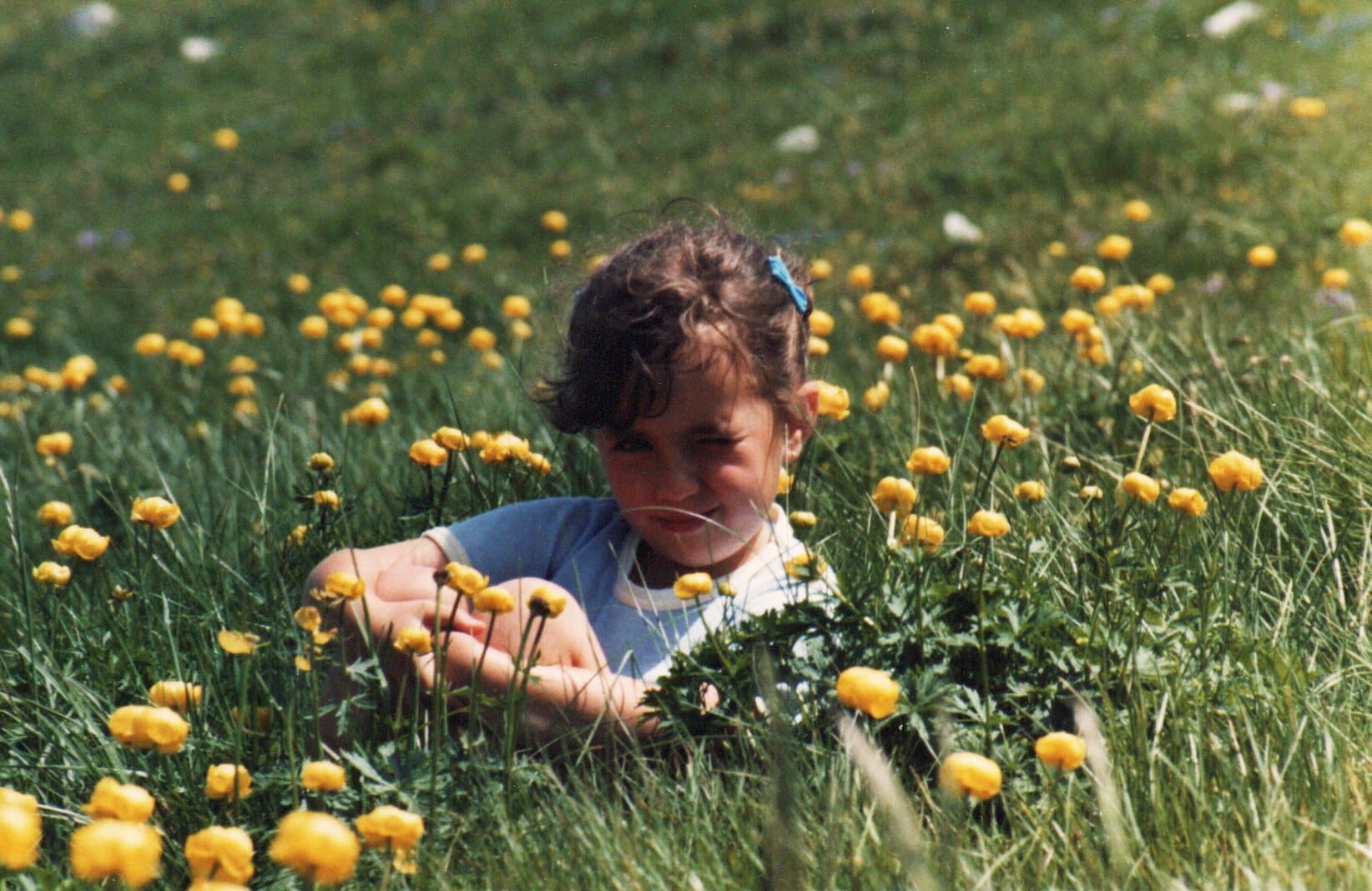 fillette dans un champ de fleur